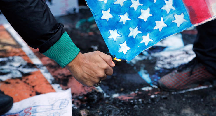 Появилось видео, как американцы жгут свой флаг в знак протеста