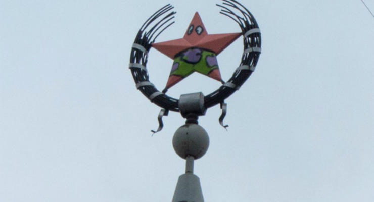 Звезду СССР на шпиле здания в Воронеже превратили в Патрика