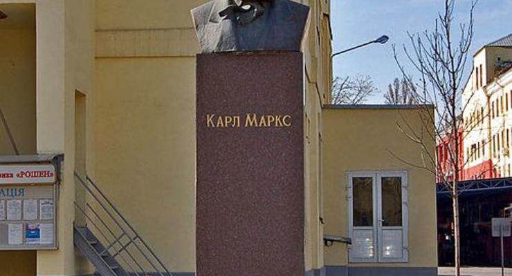 На фабрике Порошенко отказываются сносить памятник Марксу