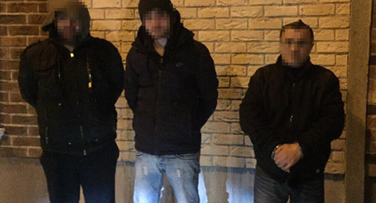 В Киеве задержали иностранцев с автоматом Калашникова и патронами