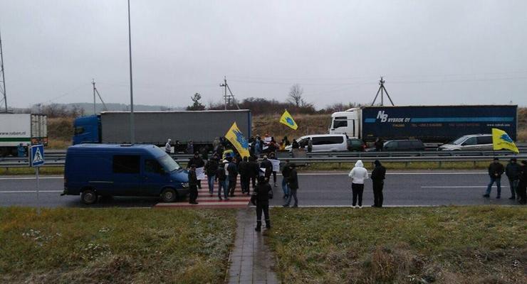 Владельцы автомобилей заблокировали дорогу из Украины в Польшу