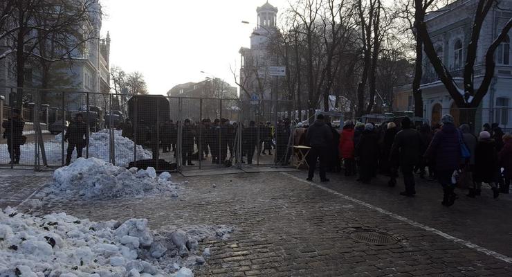 В центре Киева начали собираться митингующие