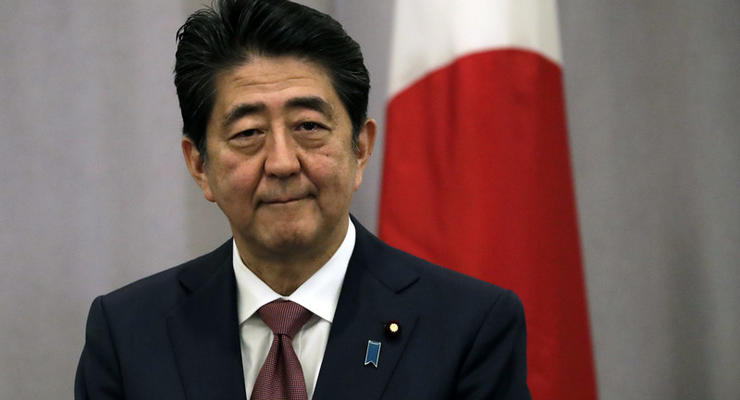 Премьер Японии первым из иностранных лидеров встретился с Трампом