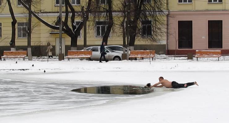 Босый мужчина спас собаку из ледяного пруда