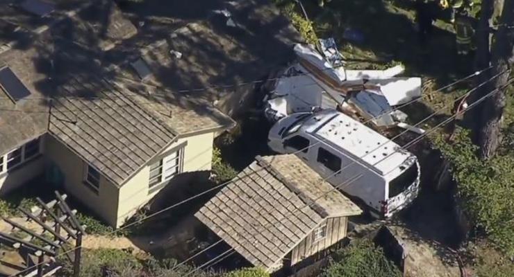 В Калифорнии самолет упал на жилой дом, есть жертвы