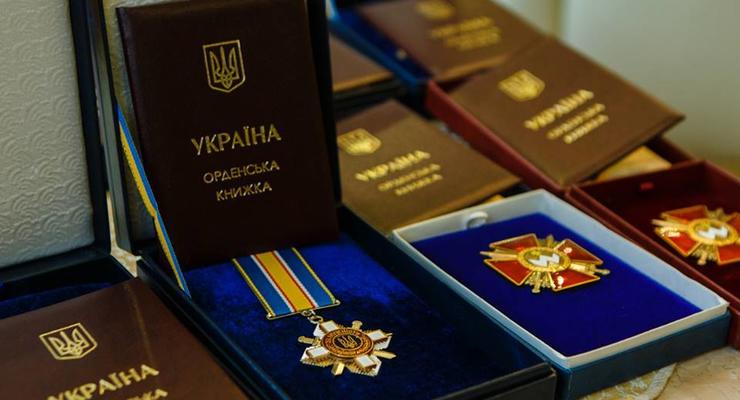 Порошенко наградил 17 бойцов за участие в АТО