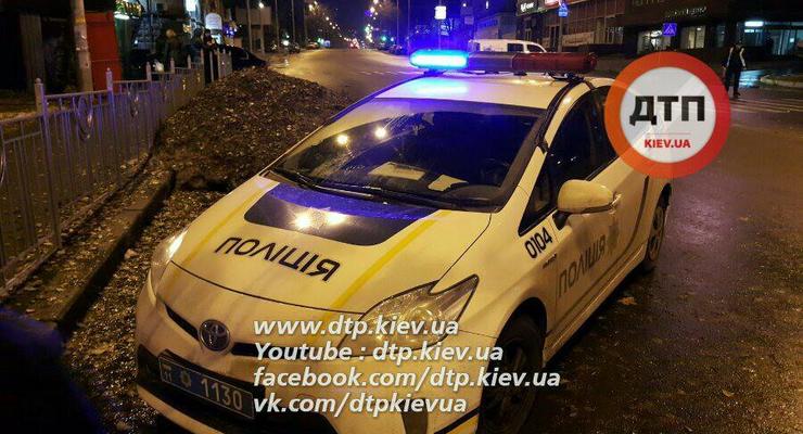 В Киеве пьяные прохожие избили девушку-полицейскую