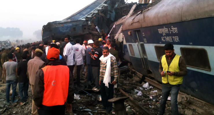 В Индии поезд сошел с рельсов: 96 погибших, более 200 раненых