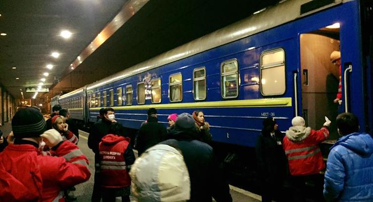 С поезда в Киеве сняли 18 детей с отравлением