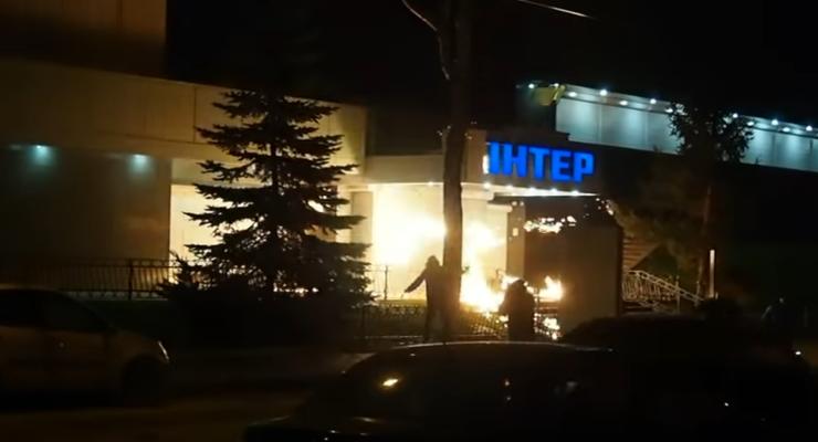 В Киеве неизвестные подожгли офис телеканала Интер