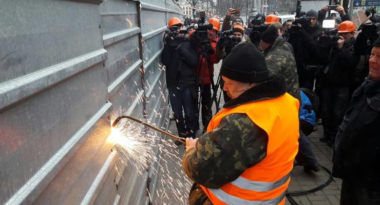 В Киеве начали демонтаж надстройки над Домом профсоюзов