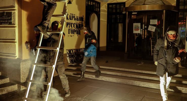 В Москве радикалы РФ напали на Национальный культурный центр и сожгли флаг Украины