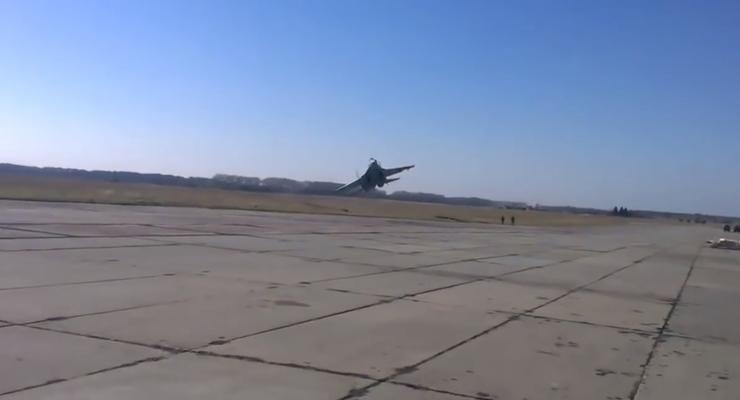 В Сети показали опасный маневр Су-27 на сверхнизкой высоте