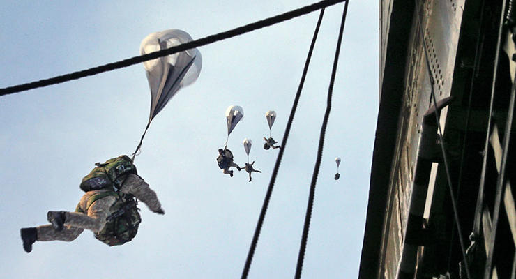 В России на учениях с парашютами пропали десантники