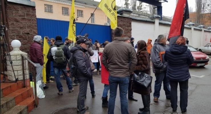 Активисты блокируют вывоз беркутовцев из Лукьяновского СИЗО на суд с Януковичем