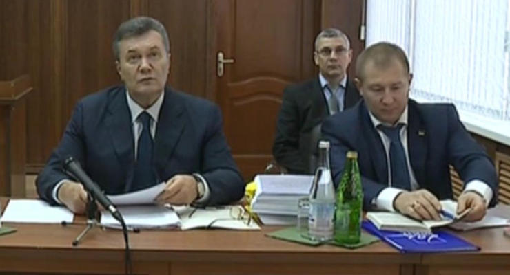 Янукович на заседании суда показал украинский паспорт