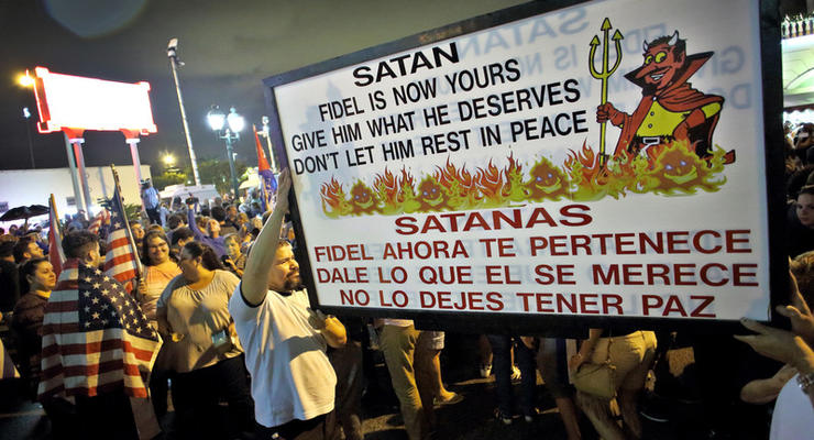 В Майами люди встретили новость о смерти Кастро фейерверками