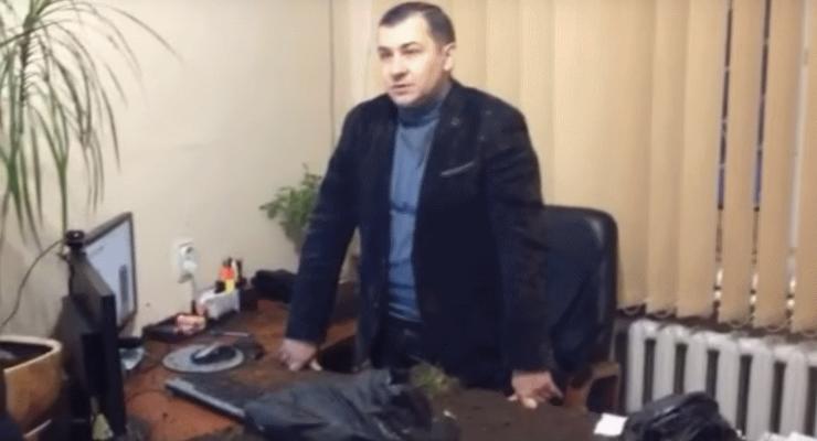Ветераны АТО засыпали землей кабинет мелитопольского чиновника