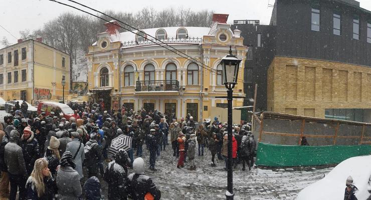 Киевляне митингуют против Черного куба на Андреевском спуске