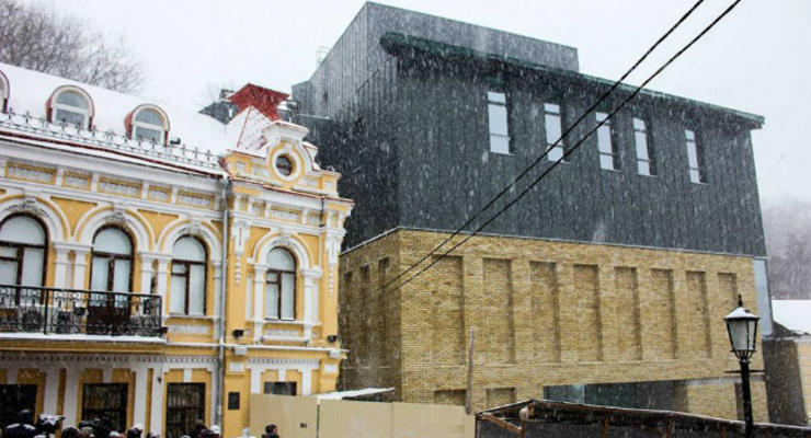Фасад скандального Театра на Подоле показали публике