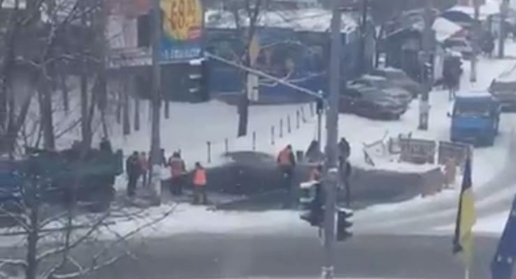 Пришло время: в Киеве коммунальщики укладывали асфальт под снегом
