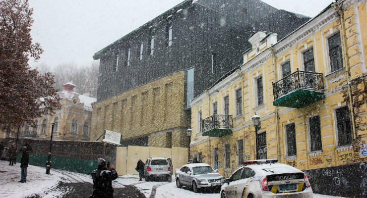 Киевляне просят восстановить исторический облик Театра на Подоле