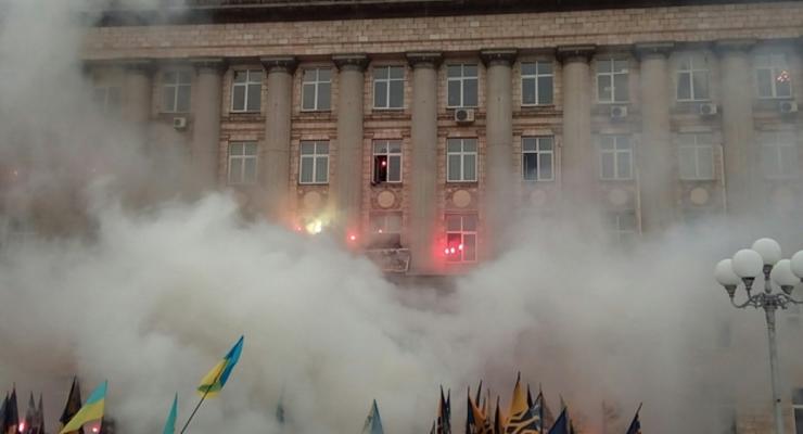 В Черкассах активисты Азова ворвались в ОГА и зажгли файеры