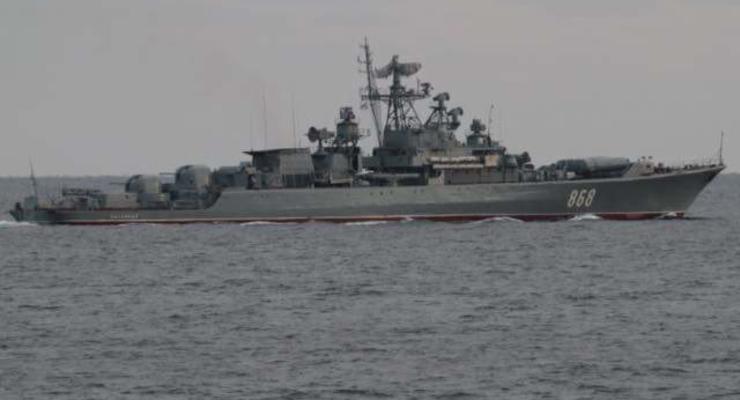 Пограничники рассказали об опасных маневрах военного корабля РФ