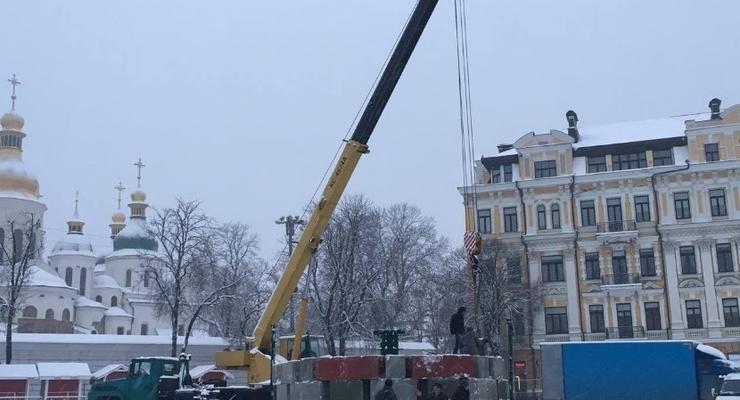 На Софийской площади готовятся встречать главную елку страны