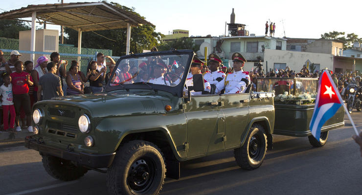 Со слезами и в скорби: на Кубе простились с Фиделем Кастро