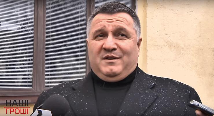 Войско Арсена: журналисты рассказали, кому и зачем Аваков раздаривал оружие