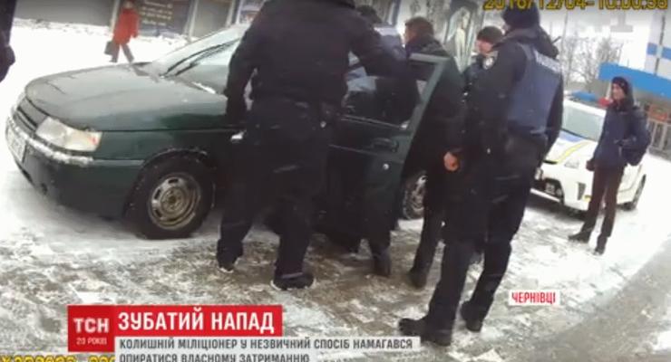Животные инстикты: в Черновцах бывший милиционер покусал патрульных