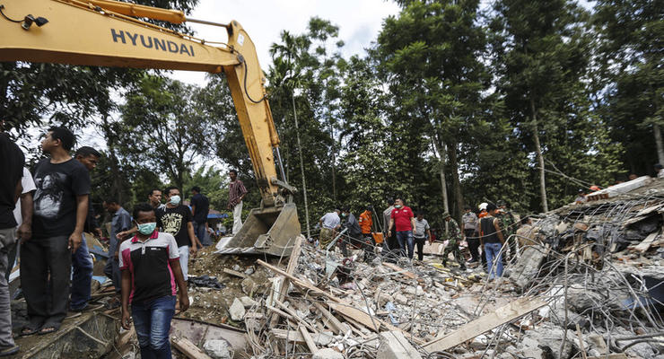 Мощное землетрясение в Индонезии забрало жизни десятков человек