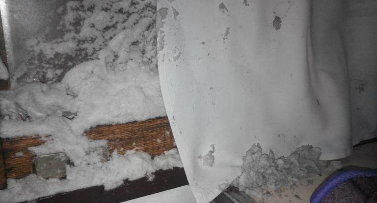Снег в постель: пассажиры Укрзализныци показали, что творится в поездах зимой