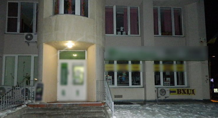 В Киеве задержали грабителей, которые пытались перепрограммировать банкомат