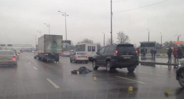 В Киеве самоубийца прыгнул с моста на оживленный проспект