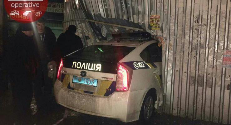 В Киеве автомобиль полиции протаранил киоск на Демеевском рынке