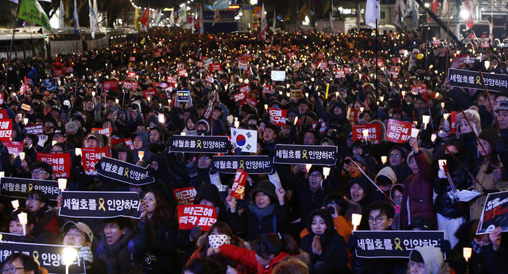 В Корее демонстранты потребовали полного отстранения президента