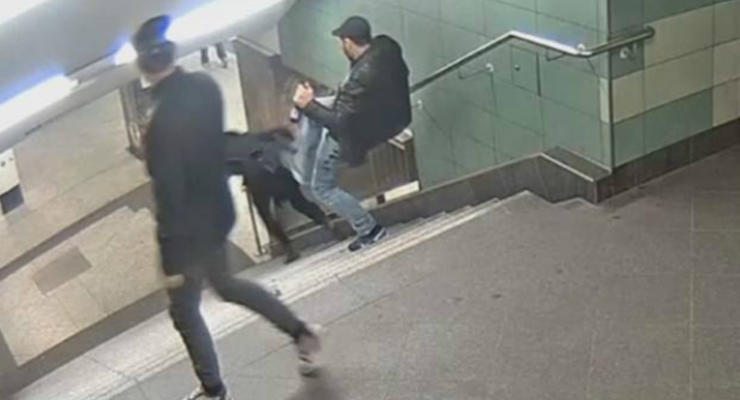 Задержан один из нападавших на девушку в метро Берлина
