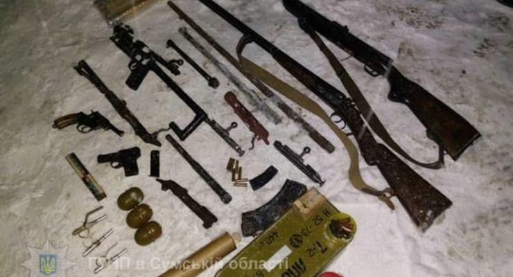 В Сумской области у троих жителей изъяли арсенал оружия и наркотики