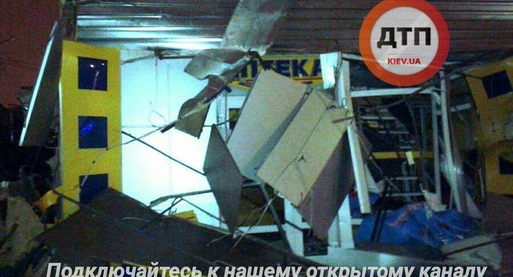 В Киеве люди в балаклавах и на тракторах снесли рынок на Оболони