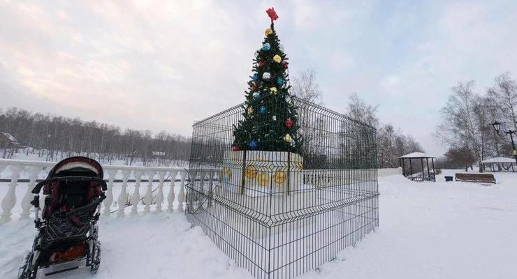 В России новогоднюю елку "посадили" за решетку