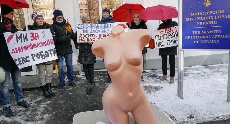 Чем твоя работа лучше: проститутки вышли на протест под МВД