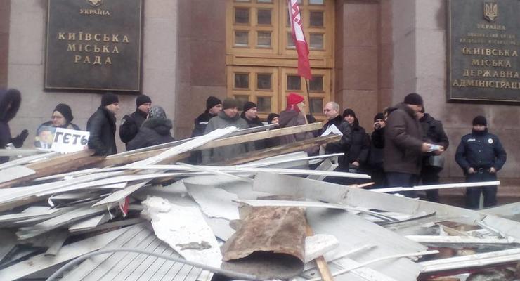 Владельцы уничтоженных МАФов завалили мусором киевскую мэрию