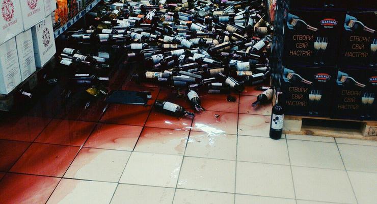 В тернопольском супермаркете упали стеллажи с водкой и вином