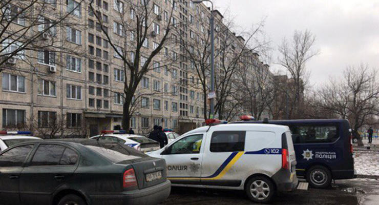 В Киеве раненый полицейскими мужчина закрылся в квартире, для штурма вызвали КОРД