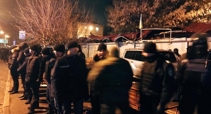 В Киеве неизвестные разгромили ряд киосков
