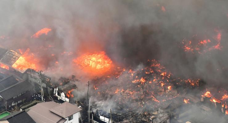 В Японии в одном из городов пожар охватил целый квартал