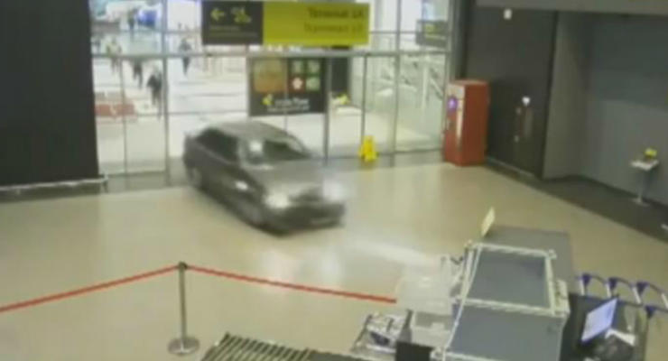 В России пьяный водитель гонял по аэропорту,  пока его силой не остановили