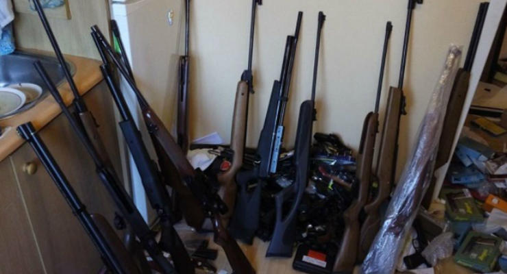 В квартире у киевлянина полиция обнаружила схрон оружия